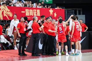 判罚引争议！中国女篮与美战激化，半场落后20分引热议