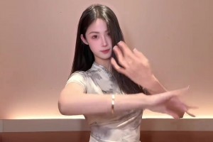 这身材比例太绝了！女篮卓识穿旗袍，完美诠释什么叫典雅美