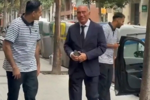 利瓦科维奇签约庆典！巴萨副主席尤斯特领衔董事会共进午餐