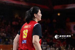 WNBA梦寻巅峰：张子宇与美国女篮强强对决，谁将引领进步？